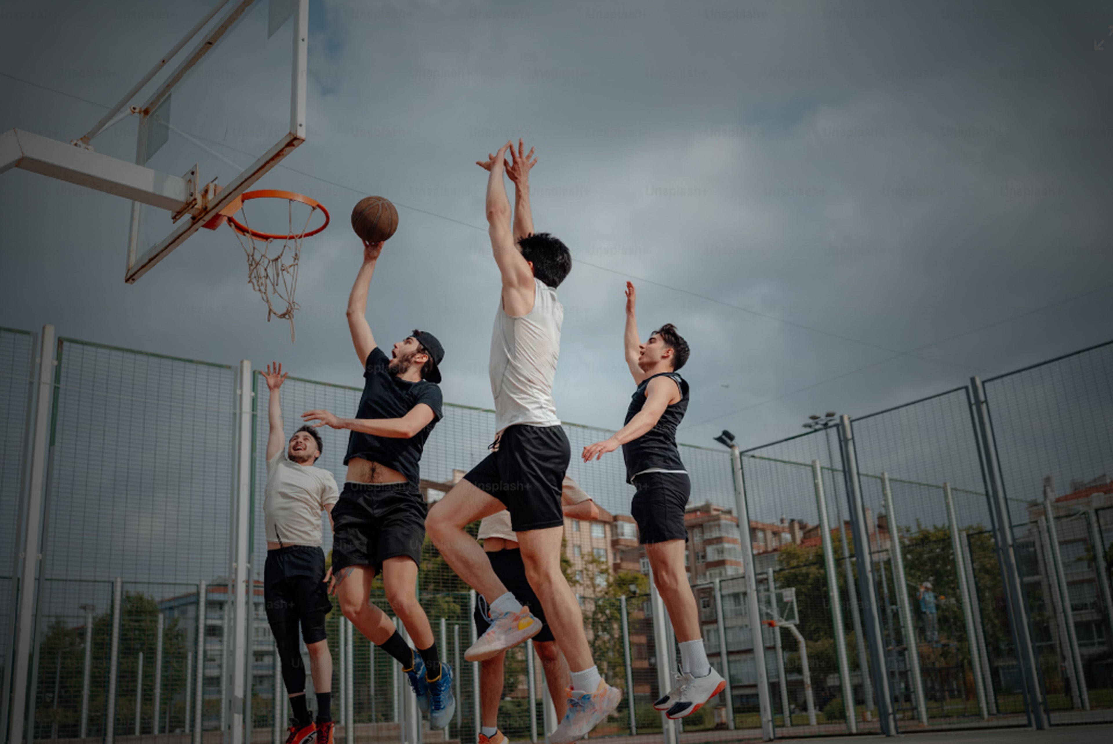 Joueurs de basket-ball en action sur un terrain extérieur
