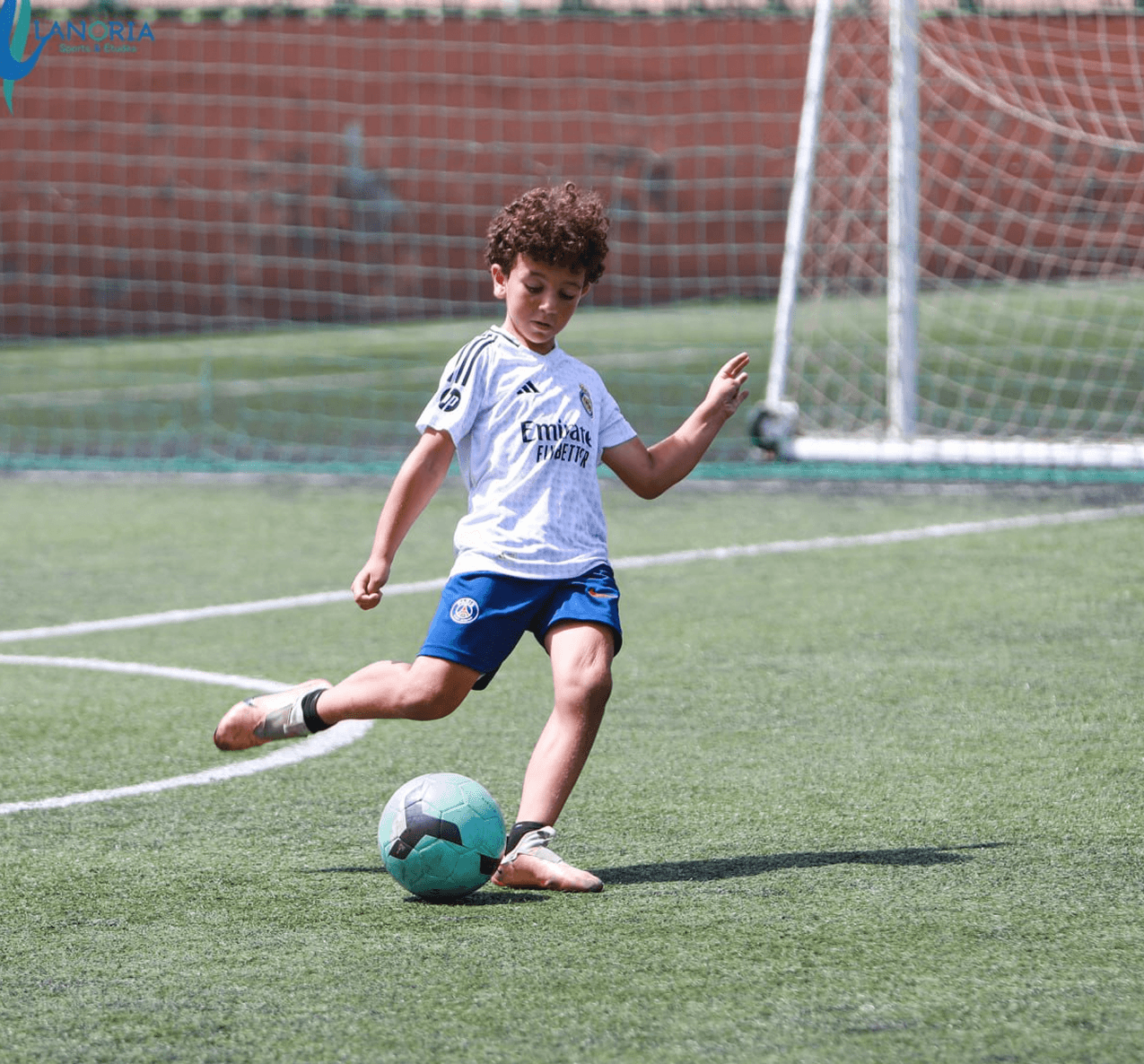 Enfants jouant au football 1