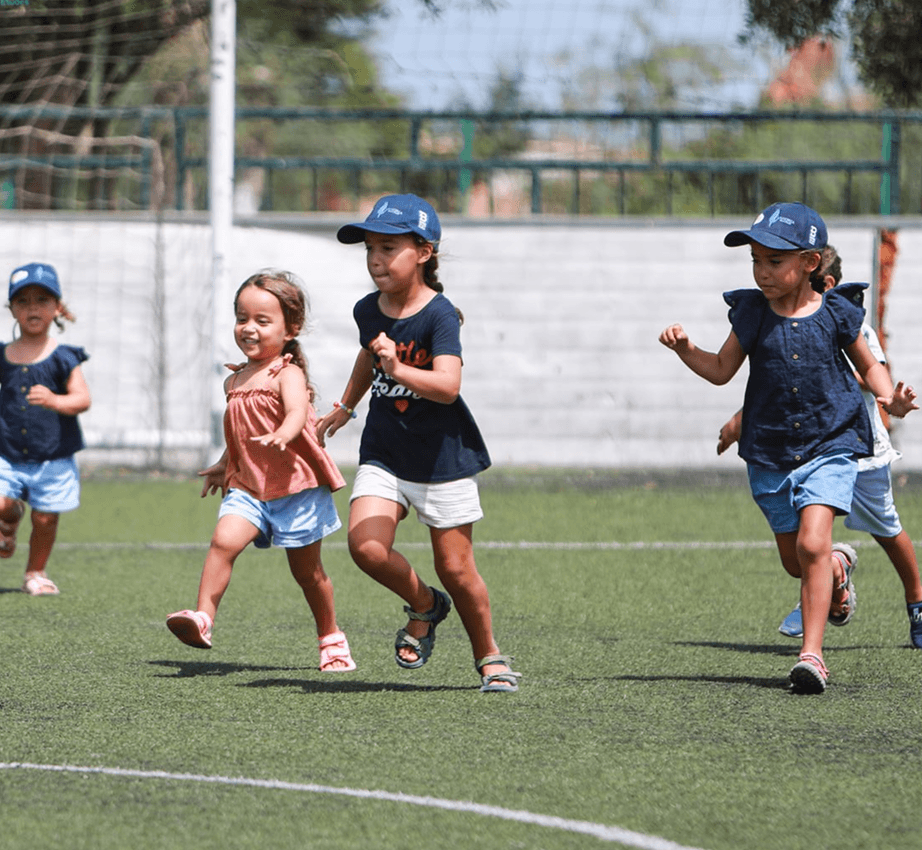 Enfants jouant au football 2