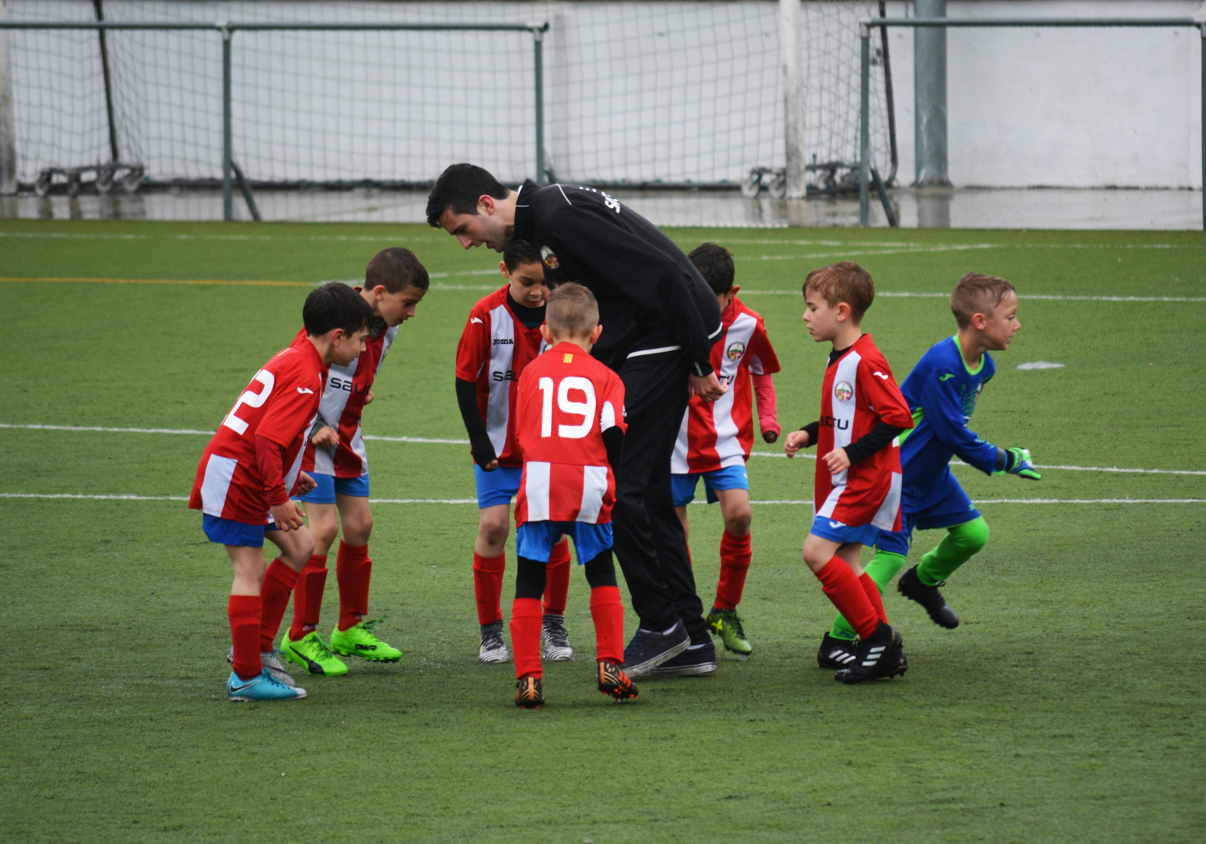 Enfants jouant au football 6